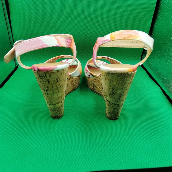 Floral wedges - Picture 2 of 3